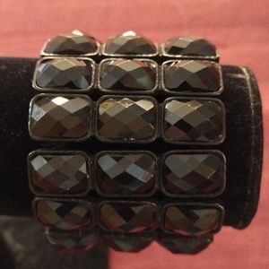 Stretch black stone bracket